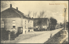 17504 Gezicht op de Wackersweg te Eemnes-Buiten, uit het zuiden; met links het gemeentehuis.N.B. In 1931 is de ...